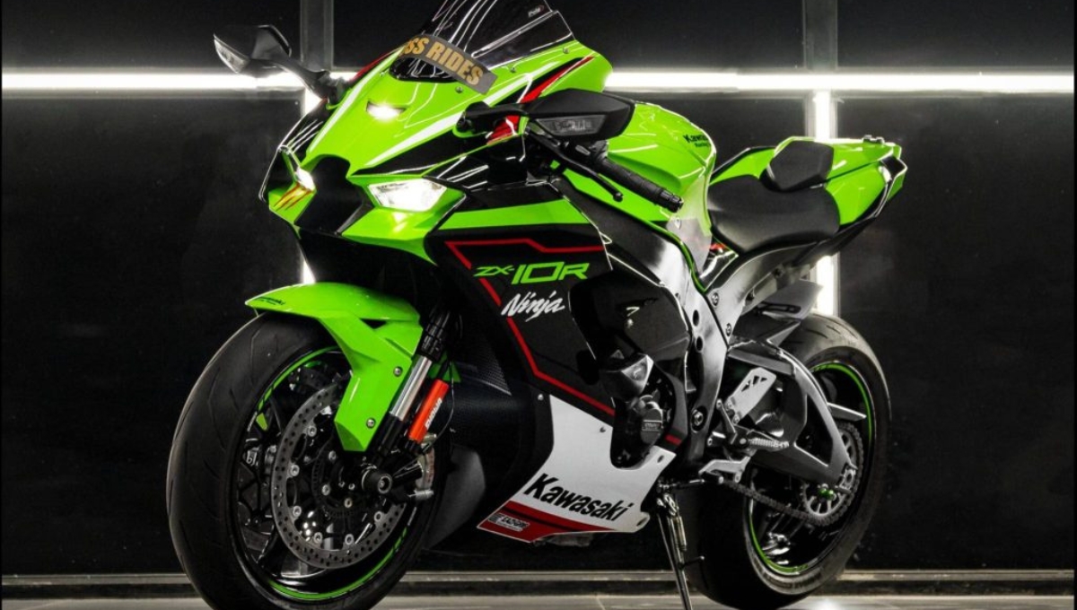 Kawasaki Ninja ZX-10R: 998cc engine, stepped pillion seat and excellent braking system for just Rs 22,50,000