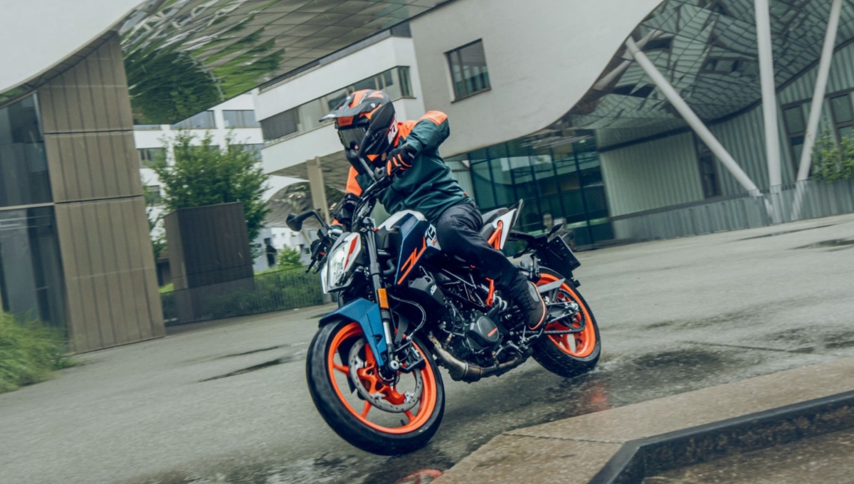 KTM 160 Duke 2025: 164cc Power, Dual ABS, LED Lights Price and Features