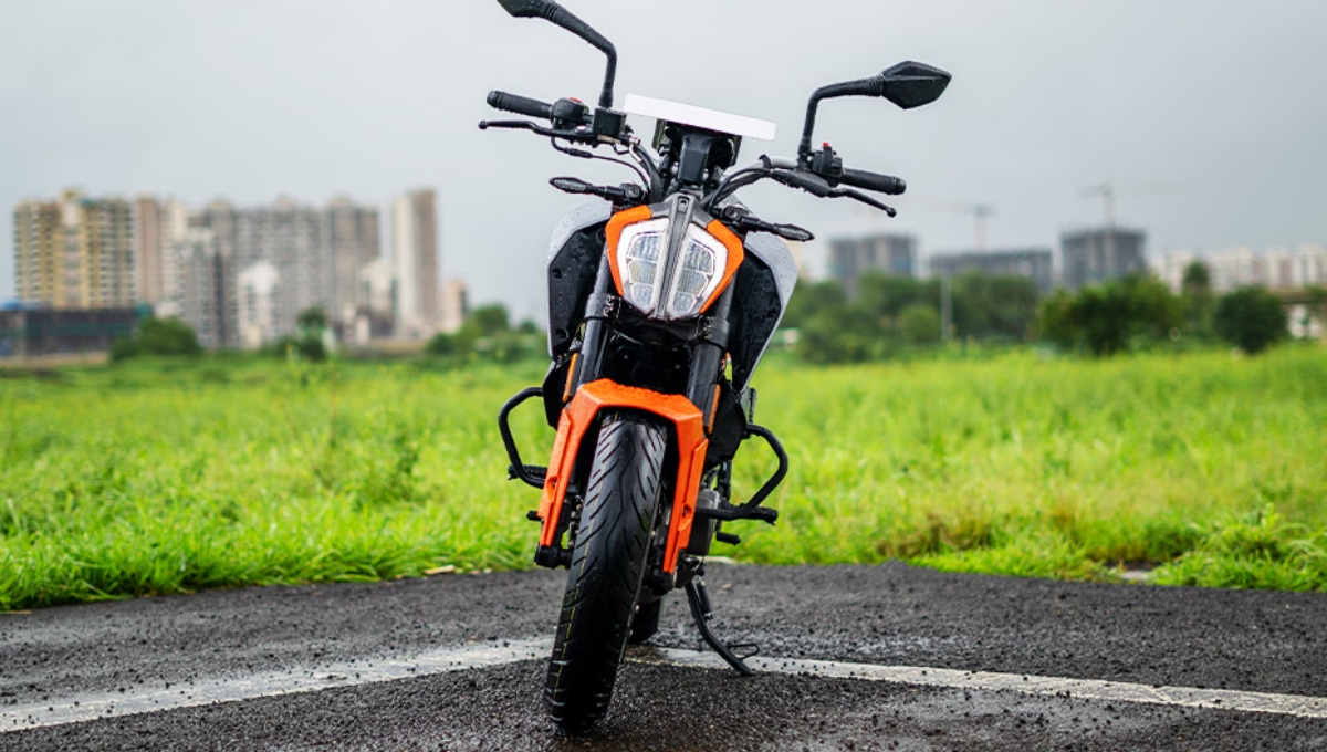 KTM 160 Duke Review: 18.73 BHP, Dual ABS and Sleek Design Price Details