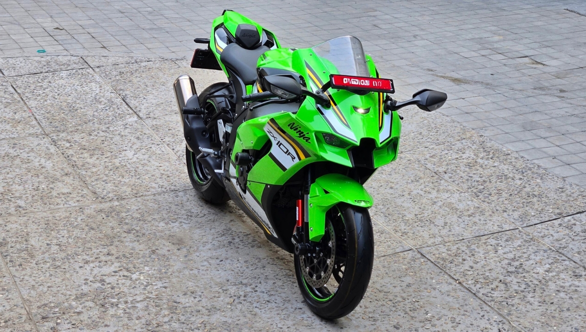 Kawasaki Ninja ZX-10R: 998cc engine, stepped pillion seat and excellent braking system for just Rs 22,50,000