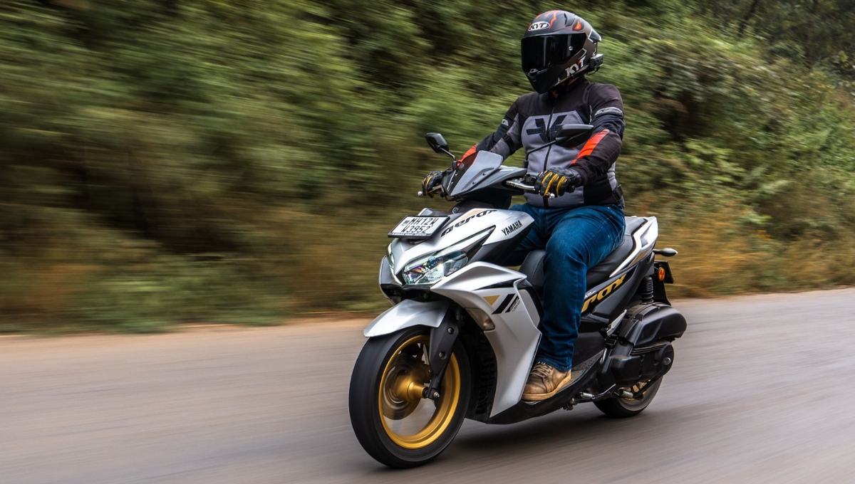 Yamaha Aerox 155: Fast, Stylish & Smart 155cc, Digital LED, Under Seat Storage 24.5L, Rs 1,55,000