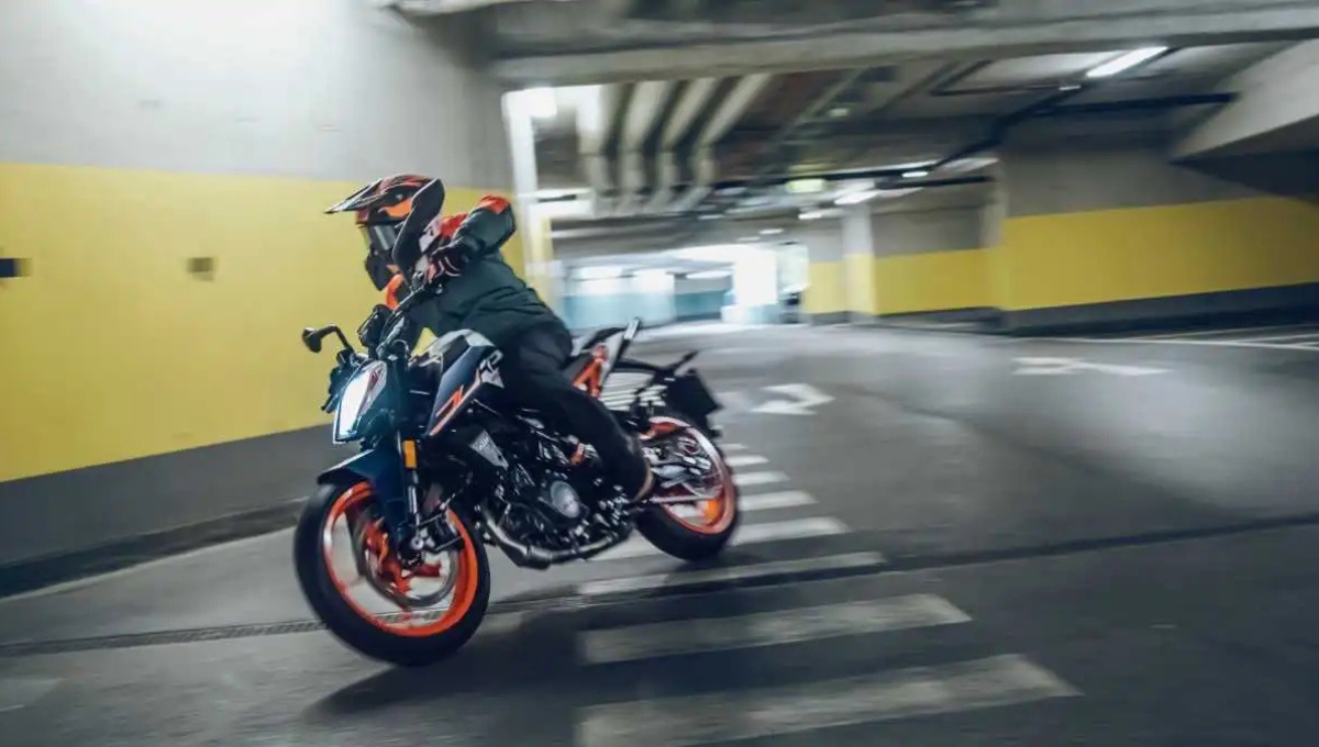 KTM 160 Duke Review: 18.73 BHP, Dual ABS and Sleek Design Price Details