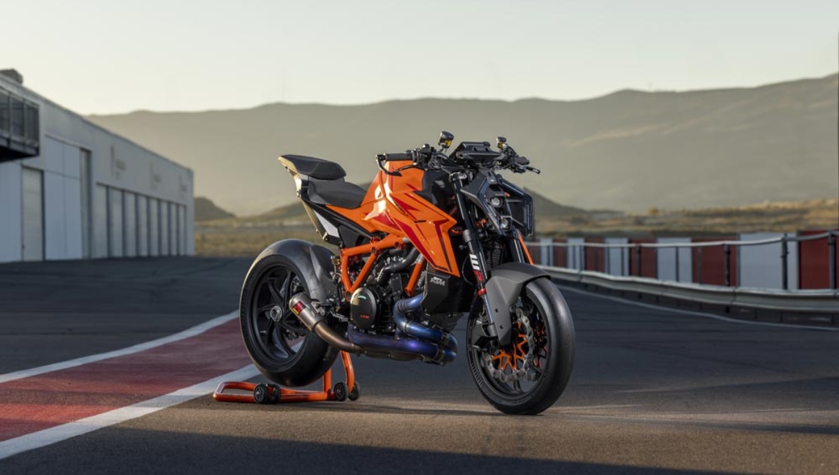 KTM 1390 Super Duke R: With 1350cc engine, 187.7 BHP power and 2 years warranty