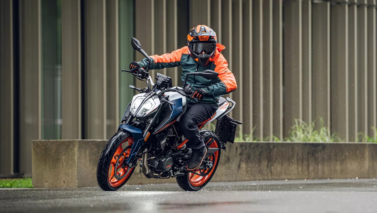 KTM 160 Duke 2025: 164cc Power, Dual ABS, LED Lights Price and Features