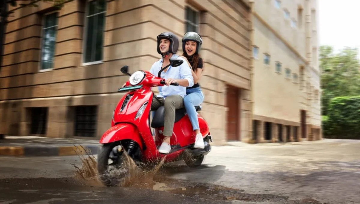 Bajaj Chetak 2025: Sleek Design, 3 kWh Battery and Smooth Ride for Rs1,16,491