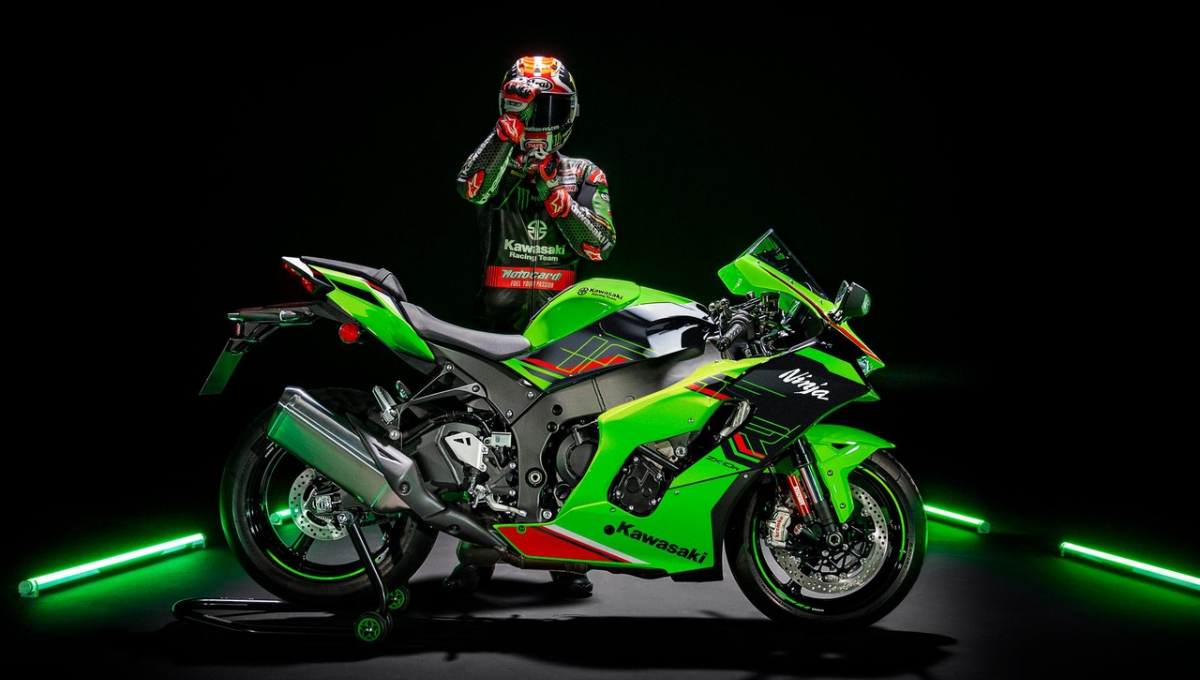 Kawasaki Ninja ZX-10R: 998cc engine, stepped pillion seat and excellent braking system for just Rs 22,50,000